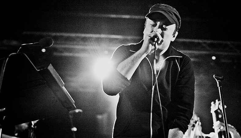 CZESŁAW ŚPIEWA W STODOLE