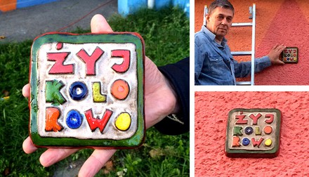 Stodoła wyróżniona tabliczką "żyj kolorowo"